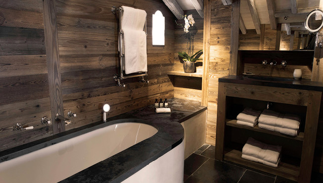 这里还拥有世界顶级奢华法式水疗温泉，水疗香料均采自当地雪山，周围的阿尔卑斯山风景以及温泉举世无 双。