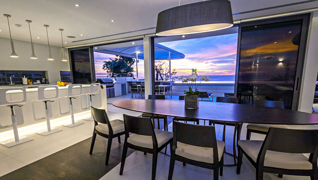 房间配备最新的iPad互动系统，让宾客于弹指之间轻松操控别墅内的一切设备。