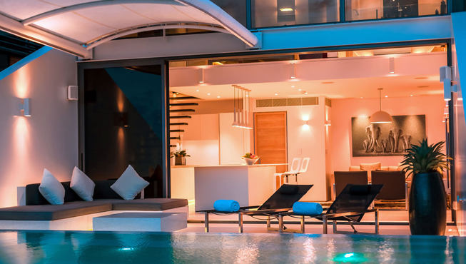 每幢天空别墅皆附有独立的私人无边际泳池，融入无与伦比的空间感和宁谧感，在青葱的热带环境中营造和谐美妙的氛围。