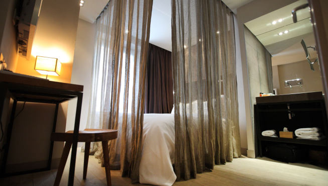 酒店客房，宽敞的大床，简洁大方的装饰。