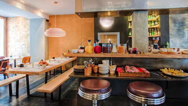 酒店用餐区域，提供多种食物、饮品选择。