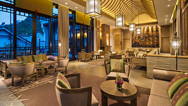 大堂吧充满了咖啡和茶的香气，且供应各种葡萄酒和鸡尾酒。