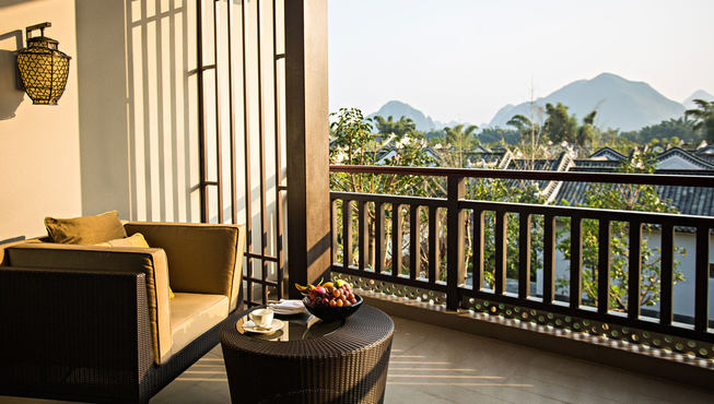 山景套房内可俯瞰锦绣山川、潺潺流淌的漓江和宁静的度假村湖泊。