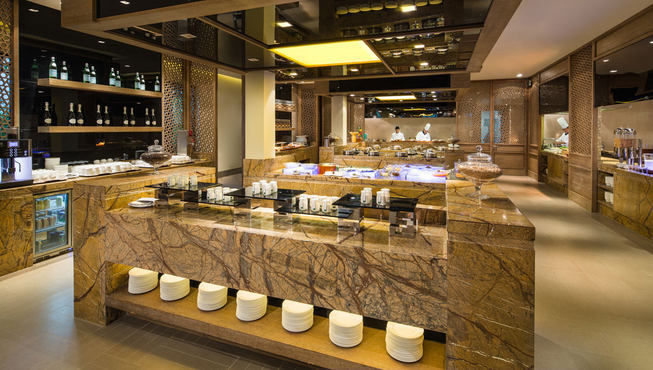 西餐厅提供自助西式早餐，食物很丰富。