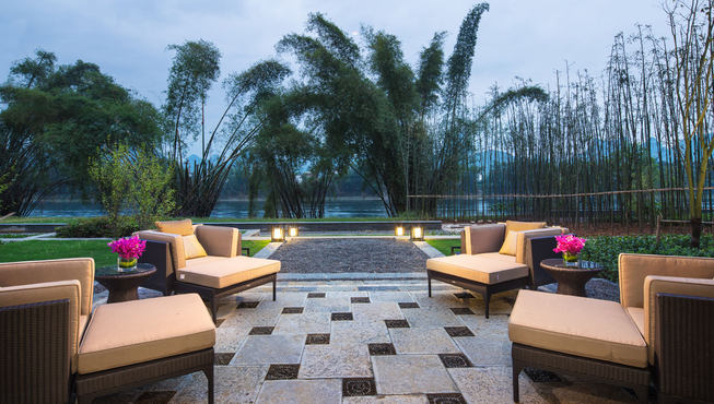 双卧房水岸别墅的户外用餐露台和晒台，是与心爱之人共享别墅体验的理想选择。