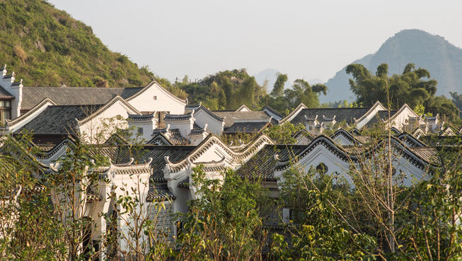 居所仿照当地古建筑来设计，深具阳朔建筑风韵。