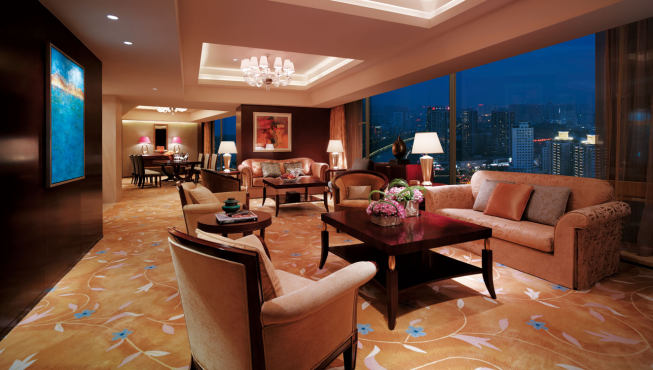 眼前的房间正是市区内最大的酒店客房，豪华舒适自然不在话下。
