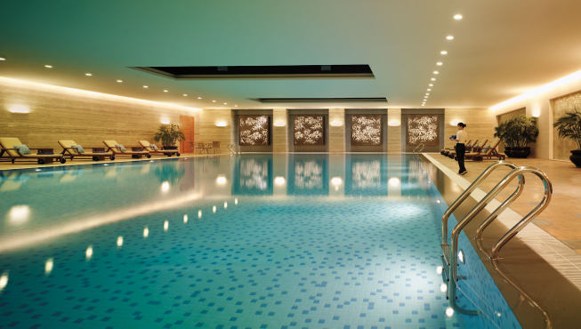 酒店的超大泳池，能让你享受戏水之乐。