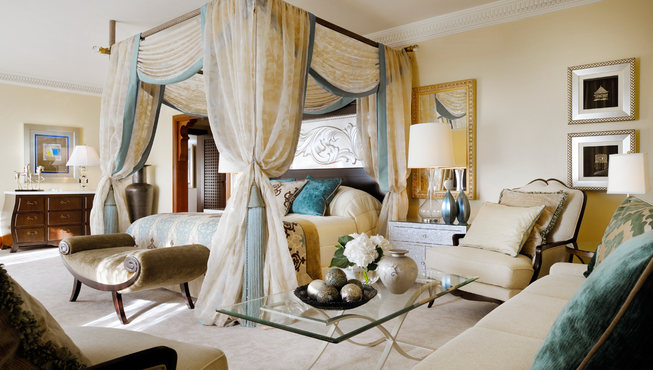 酒店客房——亚麻制品的超大国王床，让你能好梦入眠。