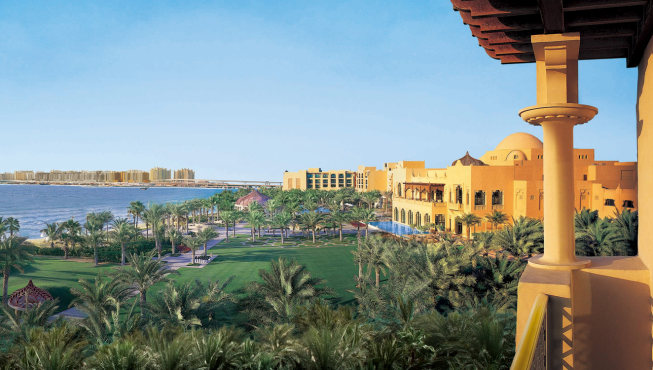 酒店风光——这个令人着迷的阿拉伯式建筑规模宏大，俨如一座荟萃古今的酋长王宫。
