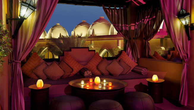 酒店露台——可以俯瞰整个棕榈岛的美丽夜色，品尝一点阿拉伯特色美食吧。