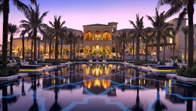 酒店外观——棕榈树下，波光粼粼的水面旁，棕榈酒店尽显阿拉伯风情。