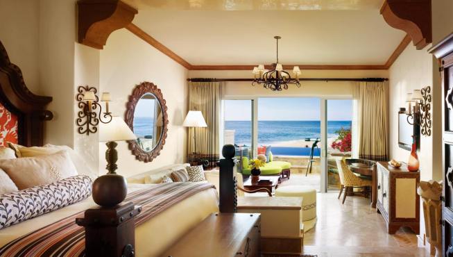 海滨露台精致套房（Beach Front Terrace Jr. Suite）——从设有沙发床的宽敞露台上向外望去，映入眼帘的是海岸边一望无垠的沙滩，景色迷人，美不胜收。