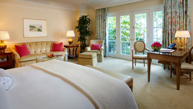 特级豪华客房——酒店三间一卧室式特级豪华套间经全面翻新，各有独特设计及色调组合更觉相得益彰，令阳光遍洒的室内空间与户外热带庭园显得一气呵成。