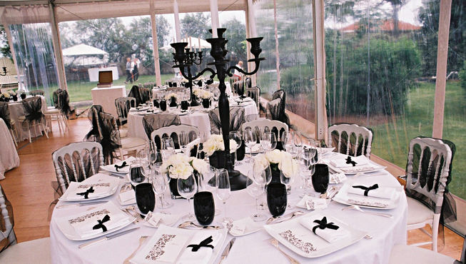 酒店为婚礼宴会精心准备的餐桌装饰。