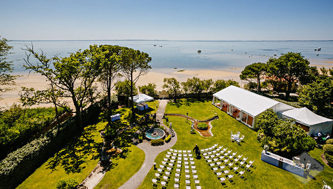 酒店为婚礼宴会所置办的整体外部场景。