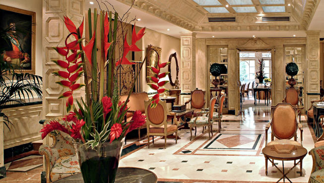 酒店大堂，墙壁和地面多选用大理石装饰，高贵而有格调。