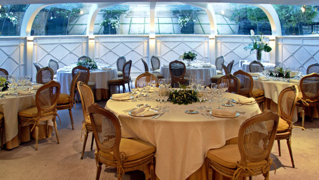酒店餐厅，玻璃穹顶的设计，使得采光效果很好。