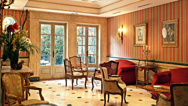 酒店休息区一隅，所有的家俬设计都很用心。