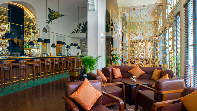 酒店融合了柬埔寨和艺术装潢主题的豪华元素