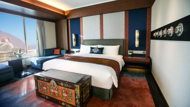豪华客房采用独特的西藏风情设计，配备一应俱全的客房设施。