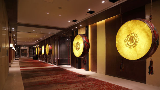 走廊里的藏元素地毯和天花板上悬挂着的鼓，让你扎实的浸泡在西藏风情之中。
