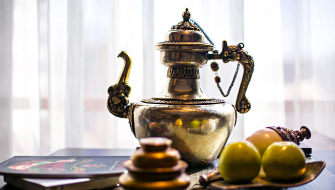 品一壶茶，读一本书，在拉萨香格里拉感受藏传佛教风采。