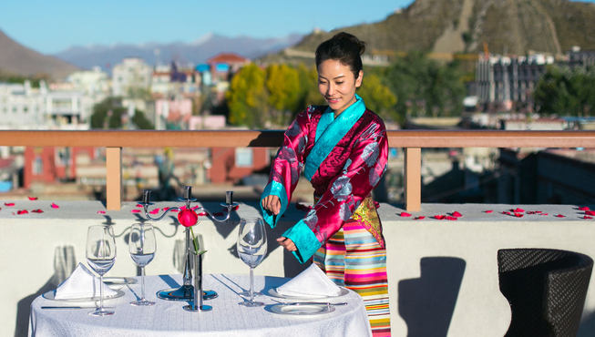 宾客既可在室内用餐，也可在室外露台饱览壮丽的山脉景致。 