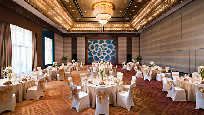 大宴会厅的设计风格融合现代感和传统藏式元素，自然采光并设有露台，置身于此可饱览壮丽山脉景色。