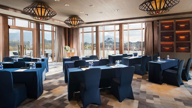 酒店拥有全市最高端的会议设施，可满足任何规模和种类的会议需要。