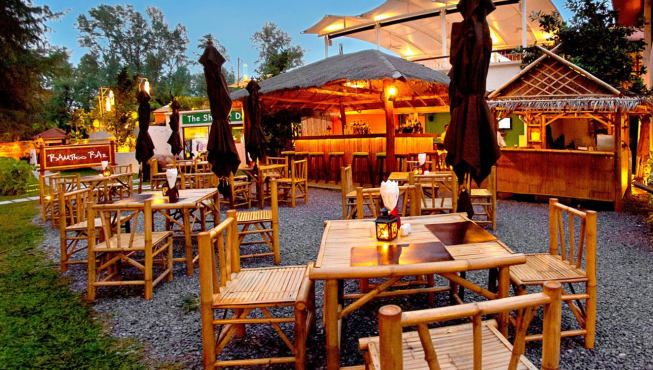 Bamboo酒吧距离海滩仅有数米，在夕阳美景中供应热带鸡尾酒和小吃。