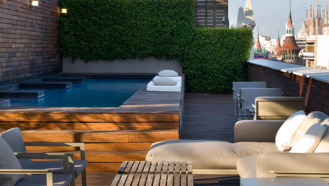 酒店顶层露台的泳池，可以尽览巴萨罗那城市的风采。