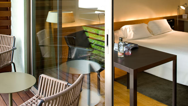酒店的客房，采用简洁的现代风设计，带有一个观景露台。