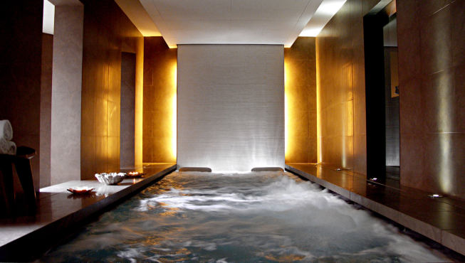 酒店的按摩泳池，大面积使用大理石材质的装饰铺成。