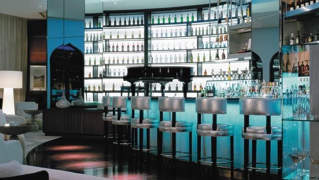 酒吧的蓝色调呼应着不远处的大海。