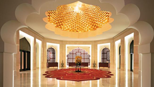 酒店大堂——阿拉伯风的窗棱尽显阿曼情调，高贵而华丽。