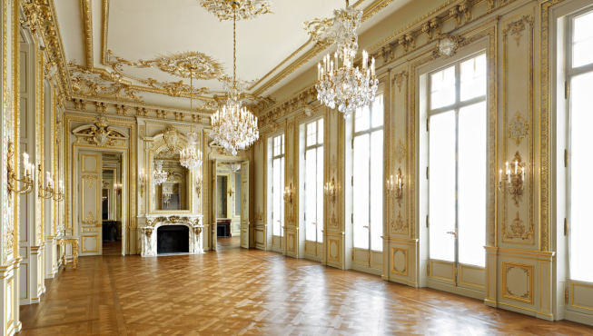 酒店的前身是法国文化遗产 Palais Iéna 宫殿，后者始建于1896年.