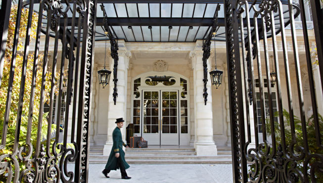 酒店位处幽静翠绿的花园之中，提供54间宽敞舒适的客房和27间豪华套房，是巴黎豪华酒店套房面积之冠。