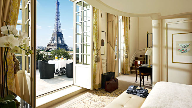 套房坐拥迷人的巴黎全景——埃菲尔铁塔、塞纳河、酒店的花园以及整座巴黎城都尽收眼底。