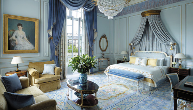 皇室套房是罗兰•波拿马王子的前私人公寓，位于酒店二层，超高天花板、大型窗户、华美的法式雕刻等装饰风格与细节，充分彰显了巴黎套房的魅力精髓，为宾客缔造无与伦比的舒适感和尊贵享受。 