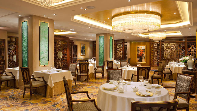 宫是法国境内唯一一家获得米其林星级奖励的正宗中式餐厅，这对一个开业不到六个月的餐厅来说可谓是成就惊人。