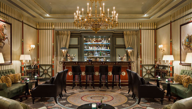 酒店酒廊奢华典雅，满溢欧陆贵族氛围，是高端客户的必到之地。