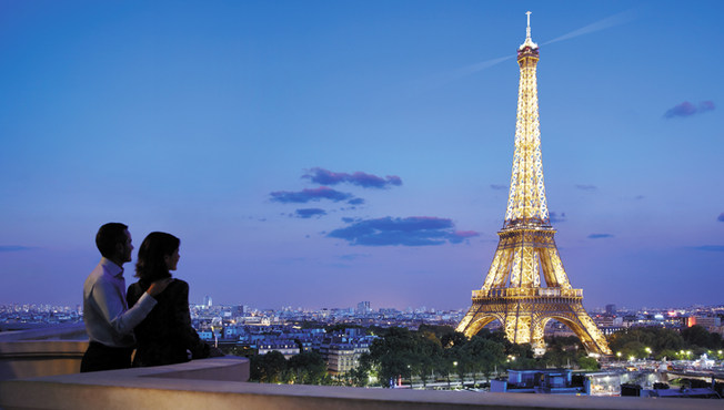 巴黎香格里拉大酒店则就位于巴黎庄重的第十六区，第16区的右岸被众多的博物馆包围，可说是世界上博物馆最集中的地方。