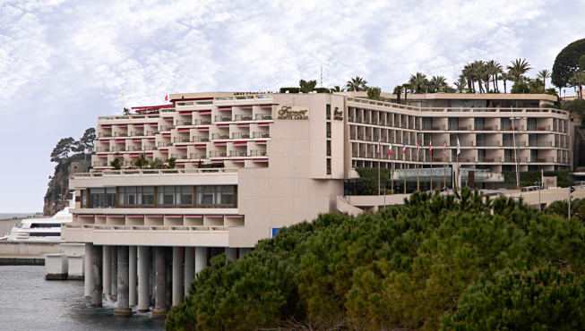 酒店全景，依托在山坡上，临海而建，能看到地中海的美景。