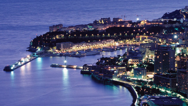 摩纳哥港湾景观，一片灯火辉煌，欧洲最富裕的袖珍国之一。