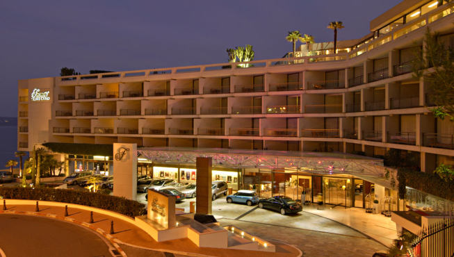 酒店入口外景，酒店拥有超过600间客房，是欧洲体量最大的酒店之一。