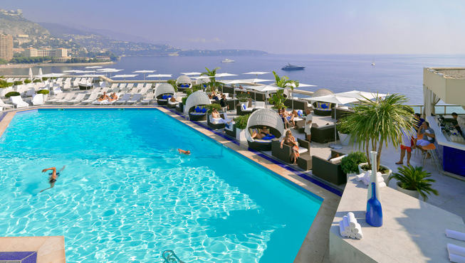 屋顶泳池，你可以在此一边游泳，一边观赏整个港湾的壮美。