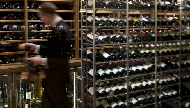 酒店有丰富的藏酒，均是经过精挑细选的良品。