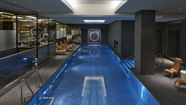 健身中心旁设有17米双道不锈钢加热泳池，客人会有不一样的游泳体验。