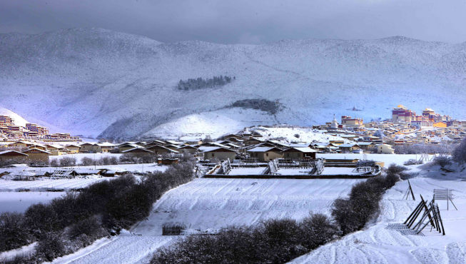 雪景——松赞香格里拉是松赞精品系列酒店的初始和旗舰，位于云南规模最大的藏传格鲁派佛教寺院——松赞林寺的西部。